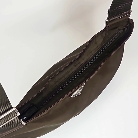 Authentic Prada Tundra Tessuto Crossbody Unisex - Picture 10 of 15